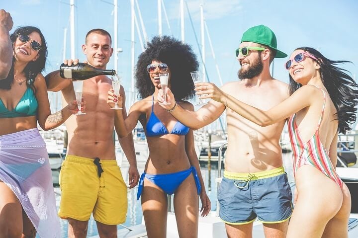 jeunes fête champagne Ibiza - blog Opodo