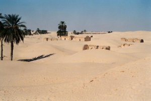 2006-07-13-02-17-41-petit-village-englouti-par-les-vents-de-sable-dans-les-environs-de-douz-c88e8-f9d83