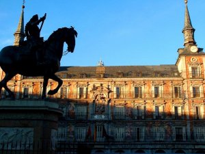 2006-07-19-10-11-16-jeux-d-ombre-et-de-lumiere-sur-la-plaza-mayor-a-madrid-0406b-6f81f