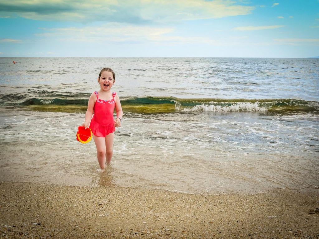 petite fille à la plage