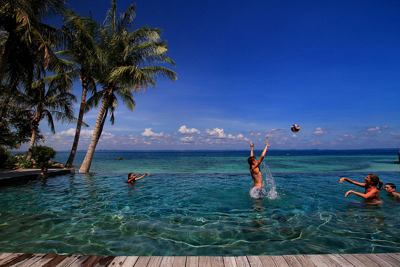 piscine à côté de la mer