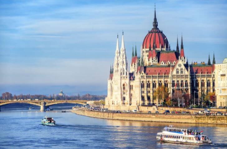 Parlement hongrois vu depuis le Danube
