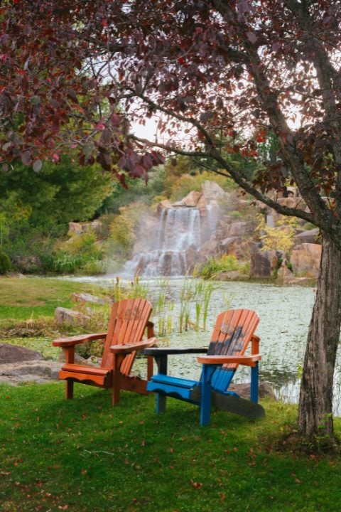 Deux chaises dans un jardin du Nouveau-Brunswick