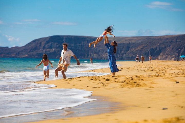 Famille sur la plage de Porto Santo