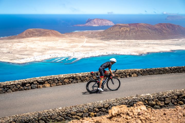 cycliste avec île en arrière-plan