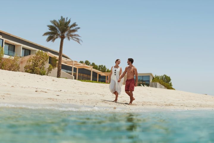 Deux personnes sur la plage d'Abu Dhabi