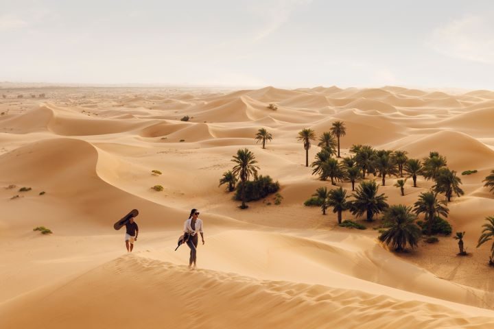 Deux personnes dans le desert
