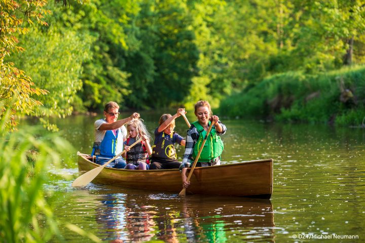 Allemagne - famille dans un canoe au milieu de la nature