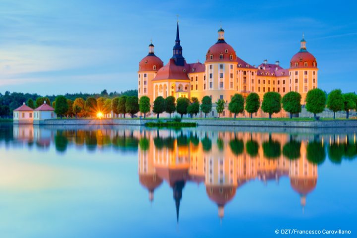 Allemagne - château et son reflet dans l'eau