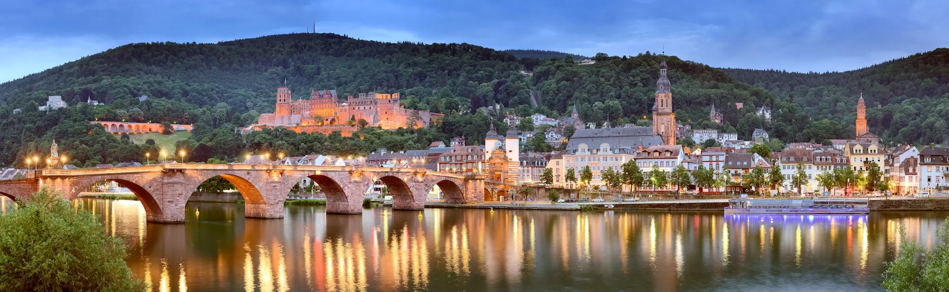 Châteaux en ruine, ponts anciens et histoire universitaire.